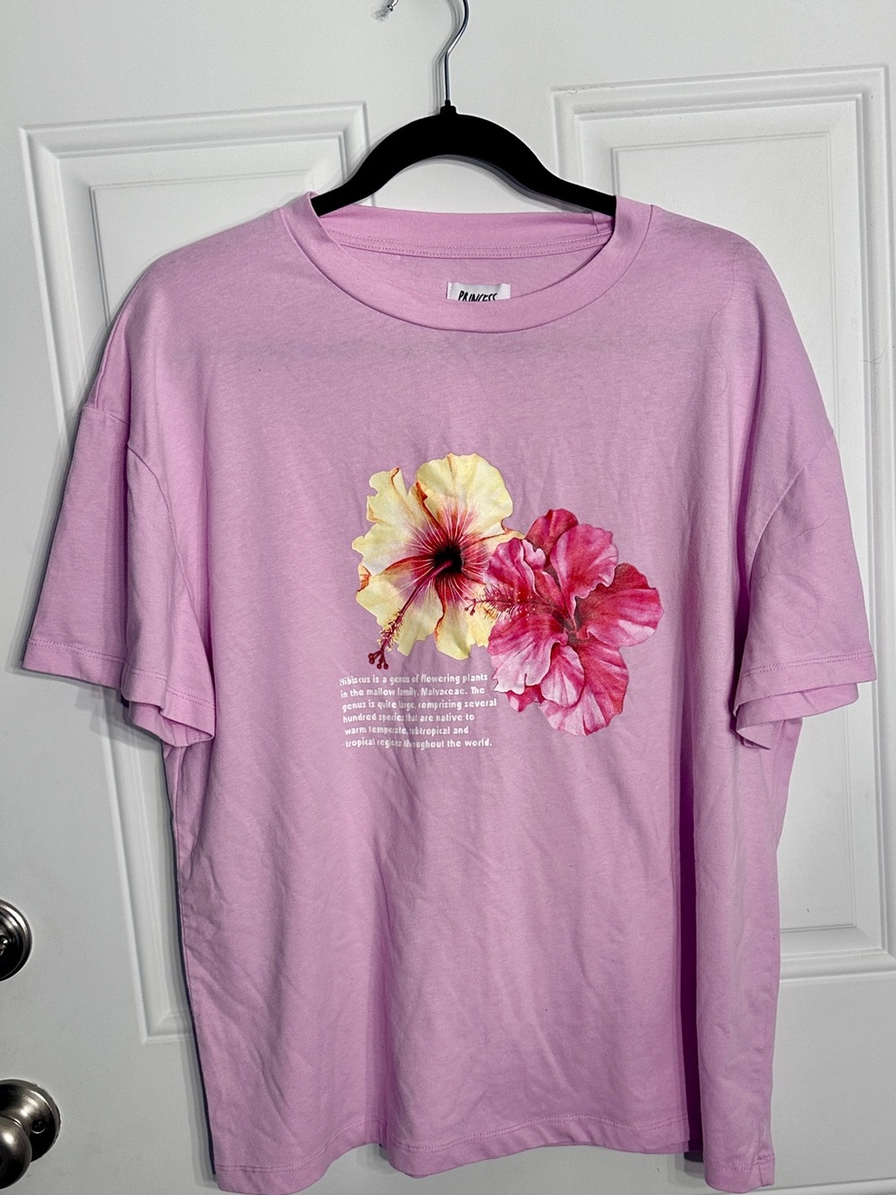 Women’s Princess Polly oversized pink hibiscus graphic tee. Size XS/S